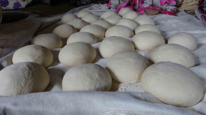 Yüksekovalı Kadınlardan Depremzedeler İçin Ekmek Pişirme Seferberliği