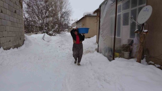 Yüksekovalı Kadınlardan Depremzedeler İçin Ekmek Pişirme Seferberliği