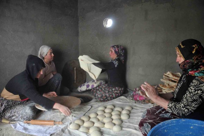 Yüksekovalı Kadınlardan Depremzedeler İçin Ekmek Pişirme Seferberliği