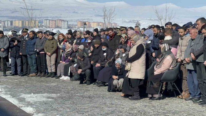 Depremde Ölen Polis, Eşi Ve 2 Çocuğu Niğde’de Toprağa Verildi