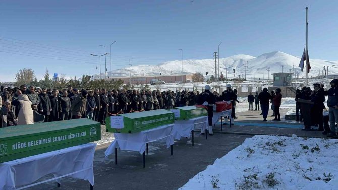 Depremde Ölen Polis, Eşi Ve 2 Çocuğu Niğde’de Toprağa Verildi