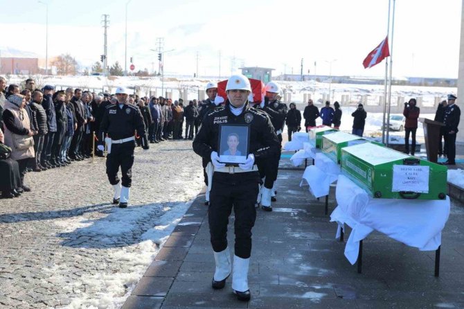 Depremde Ölen Polis, Eşi Ve 2 Çocuğu Niğde’de Toprağa Verildi