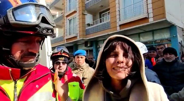 103 Saat Sonra Yakınını Kurtaran Elleri Ağlayarak Öptü: "Siz Bir Meleksiniz"
