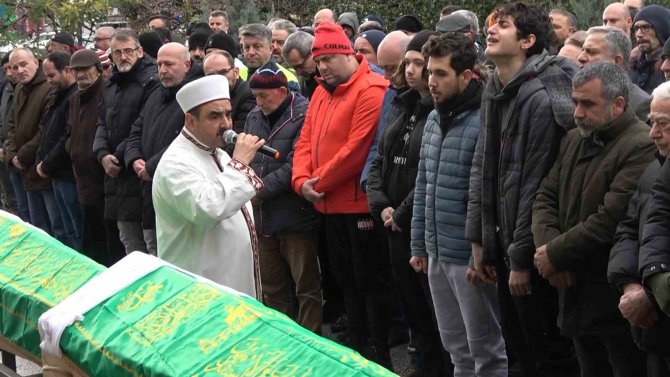 Hatay’da Depremde Ölen Aynı Aileden 5 Kişi Yalova’da Toprağa Verildi