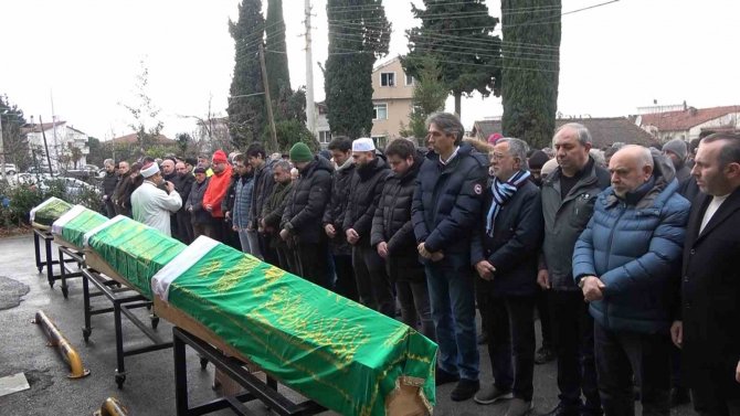 Hatay’da Depremde Ölen Aynı Aileden 5 Kişi Yalova’da Toprağa Verildi