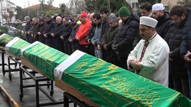 Hatay’da Depremde Ölen Aynı Aileden 5 Kişi Yalova’da Toprağa Verildi