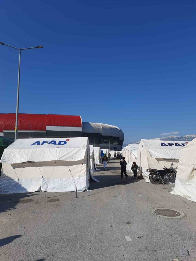 Çadır Kentte Yardımlar Depremzedelerin Yüzünü Güldürdü