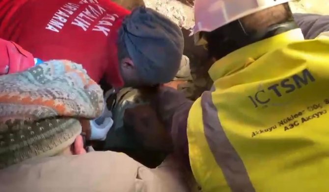 Yaşar Dedeyi Enkazdan ’Aslansın’ Diyerek Çıkardılar
