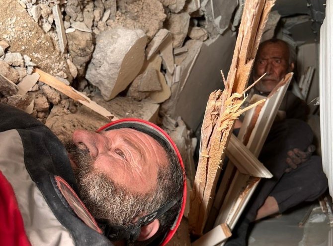 Yaşar Dedeyi Enkazdan ’Aslansın’ Diyerek Çıkardılar