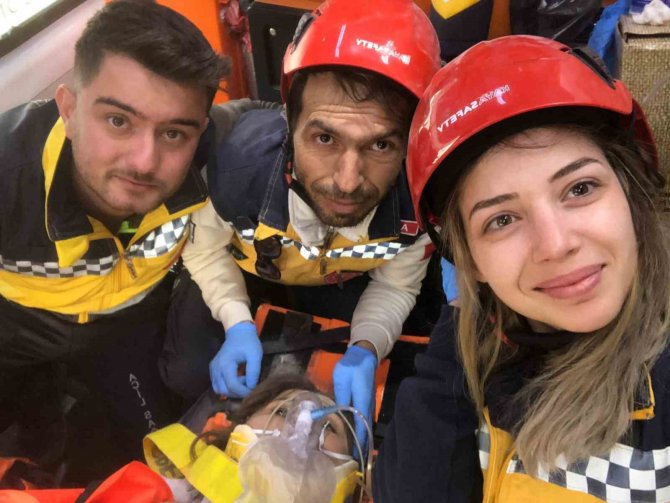 108 Saat Sonra Kurtarılan Kadından İlk Soru: “Eşim Yaşıyor Mu?”