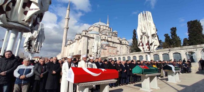 Depremde Hayatını Kaybeden Uzman Çavuş Ve Oğlu İ̇stanbul’da Defnedildi