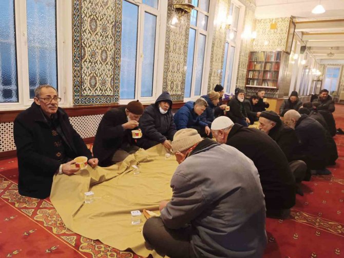 Her Cuma Sabahı Namazından Sonra Cemaate Çorba İkram Ediliyor