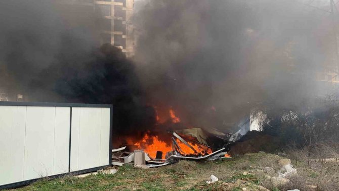İ̇şçilerin Kaldığı 32 Yataklı Konteyner Ev Alev Alev Yandı