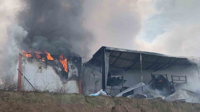 İ̇şçilerin Kaldığı 32 Yataklı Konteyner Ev Alev Alev Yandı