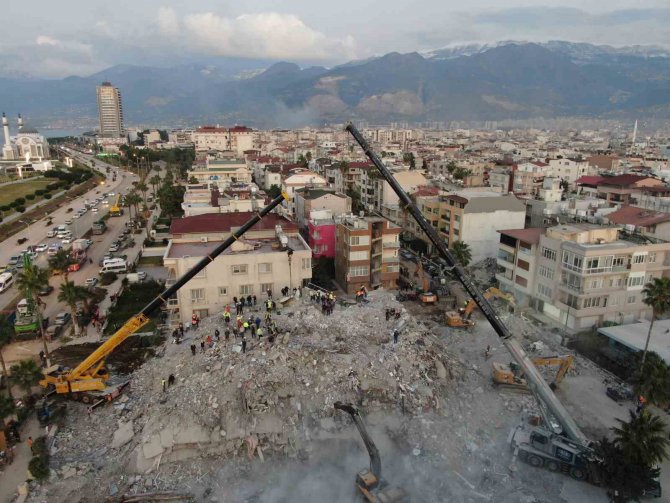 İ̇skenderun Limanı’ndaki Yangının Soğutma Çalışmaları Karadan Ve Denizden Devam Ediyor