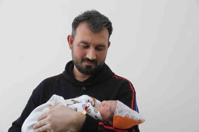 Depremden Kurtulup 2. Bebeği Dünyaya Gelen Baba: "Sevinemiyoruz"