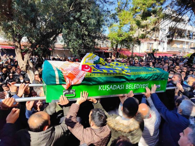 Depremde Hayatını Kaybeden Kuşadalı Gençler Toprağa Verildi