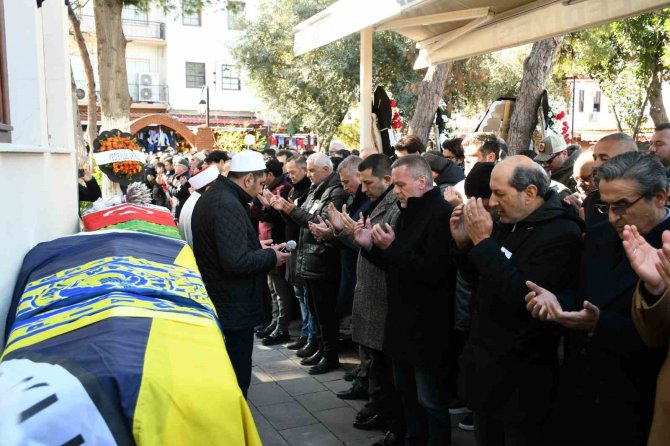 Depremde Hayatını Kaybeden Kuşadalı Gençler Toprağa Verildi
