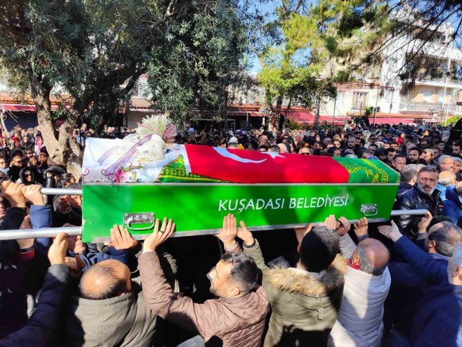 Depremde Hayatını Kaybeden Kuşadalı Gençler Toprağa Verildi