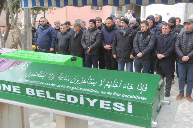 Hatay’da Depremde Hayatını Kaybeden Ezineli Büşra Öğretmen Ve Annesi Gözyaşlarıyla Toprağa Verildi