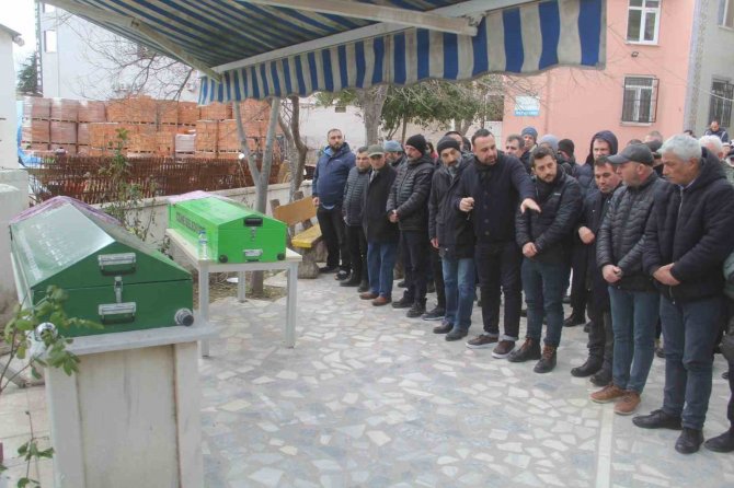 Hatay’da Depremde Hayatını Kaybeden Ezineli Büşra Öğretmen Ve Annesi Gözyaşlarıyla Toprağa Verildi