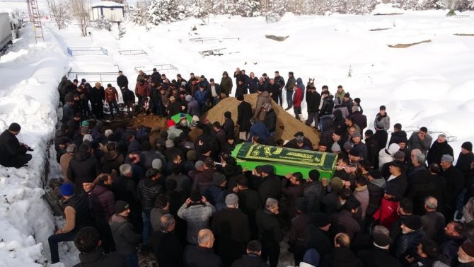 Depremde Hayatını Kaybeden 5 Kişilik Aile Bitlis’te Toprağa Verildi