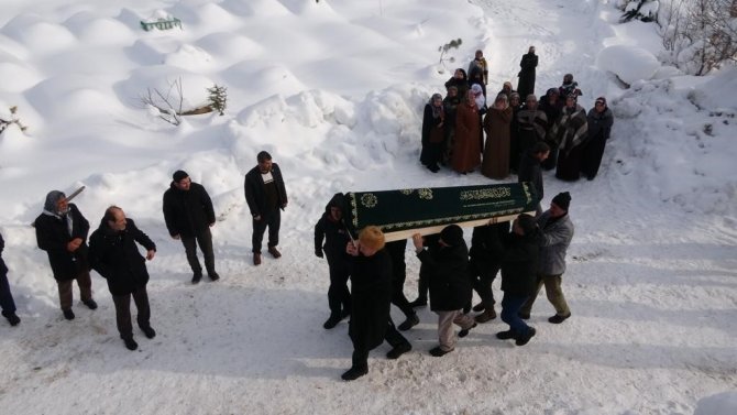 Depremde Hayatını Kaybeden 5 Kişilik Aile Bitlis’te Toprağa Verildi