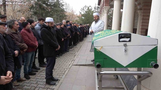Depremin Yıktığı Binanın Enkazında Kalan 10 Yaşındaki Çocuk Toprağa Verildi