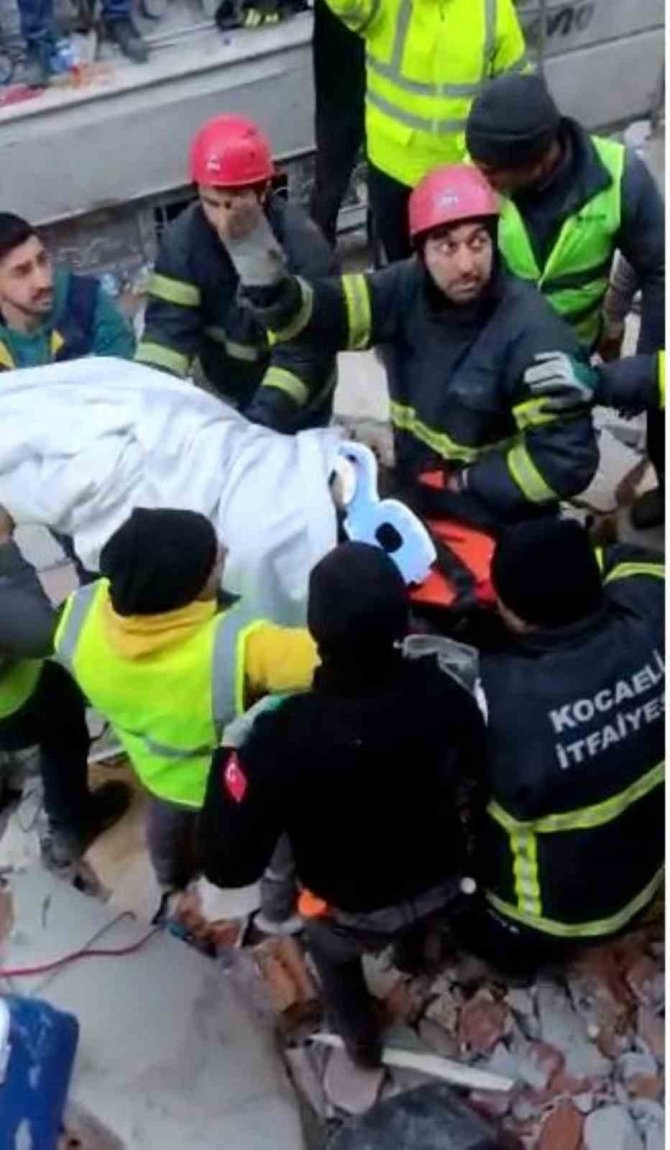 Kocaeli İtfaiyesi 62 Depremzedeyi Enkaz Altından Çıkardı