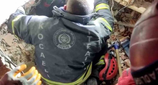 Kocaeli İtfaiyesi 62 Depremzedeyi Enkaz Altından Çıkardı