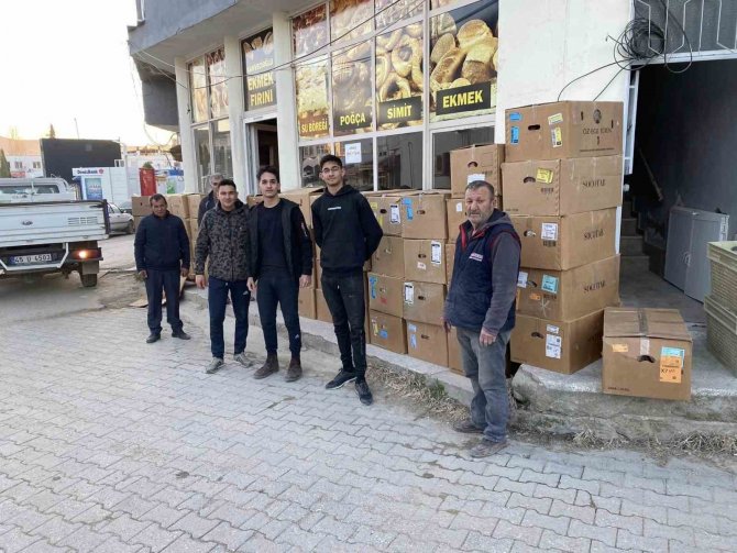 Selendili’de Kadınlar Depremzedeler İçin Ekmek Yapıyor