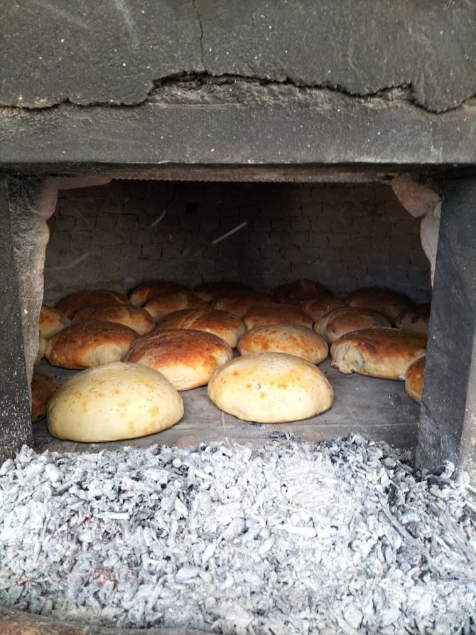 Selendili’de Kadınlar Depremzedeler İçin Ekmek Yapıyor