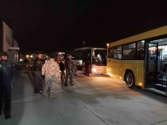 Kahramanmaraş’taki 107 Depremzede Türk Silahlı Kuvvetleri’ne Ait Uçakla İ̇stanbul’a Getirildi