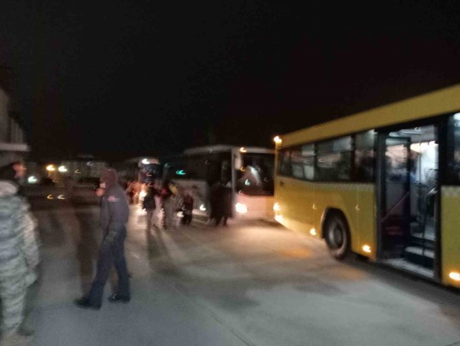 Kahramanmaraş’taki 107 Depremzede Türk Silahlı Kuvvetleri’ne Ait Uçakla İ̇stanbul’a Getirildi
