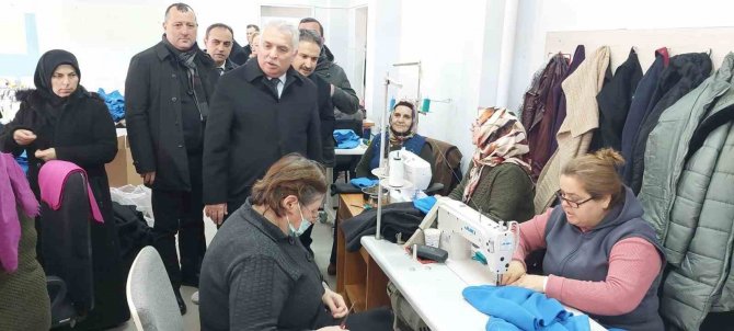 Kursiyerler Depremzedeler İçin Polar Battaniye, Atkı Ve Bere Hazırlamaya Başladı