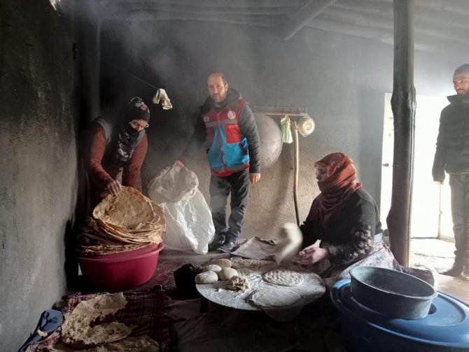 Çaldıranlı Kadınlar Depremzedeler İçin Ekmek Pişirdi