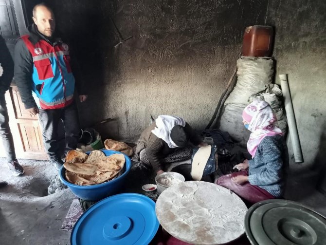 Çaldıranlı Kadınlar Depremzedeler İçin Ekmek Pişirdi