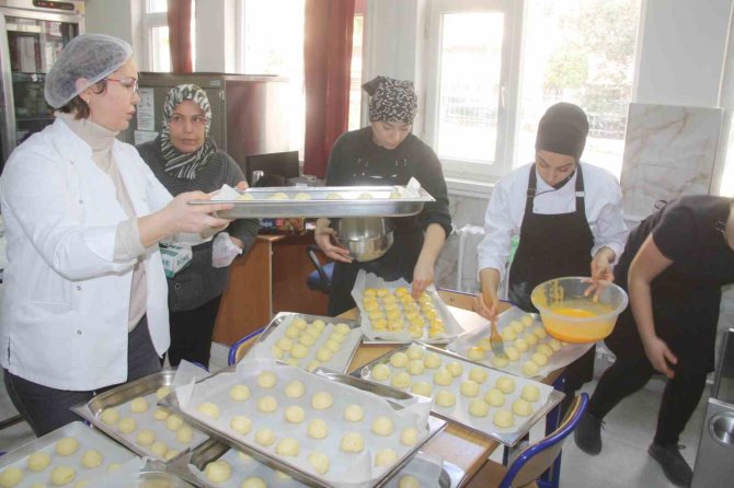 Okulları Tatil Ama Onlar Depremzedeler İçin Kumanya Hazırlıyor
