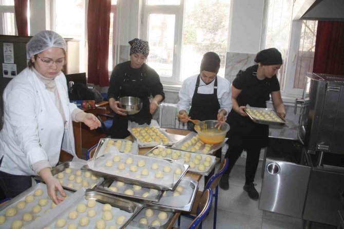Okulları Tatil Ama Onlar Depremzedeler İçin Kumanya Hazırlıyor