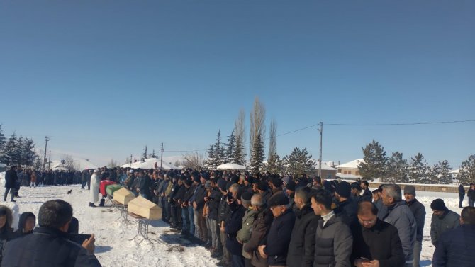 Depremde Hayatını Kaybeden Polis Ve Ailesi Toprağa Verildi