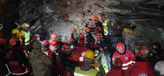 Depremden 111 Saat Sonra Enkazdan Sağ Olarak Kurtarıldı