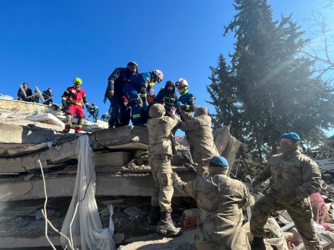 Meksikalı Ekipler Enkaz Altından 3 Kişiyi Sağ Olarak Çıkardı