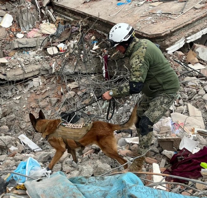 Meksikalı Ekipler Enkaz Altından 3 Kişiyi Sağ Olarak Çıkardı