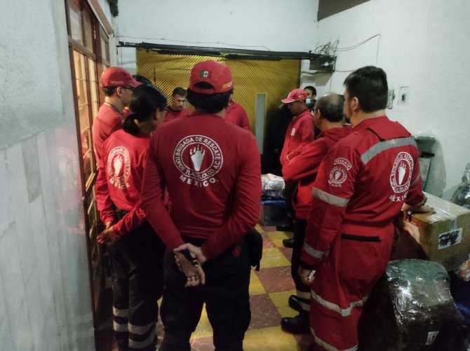 Meksikalı Ekipler Enkaz Altından 3 Kişiyi Sağ Olarak Çıkardı
