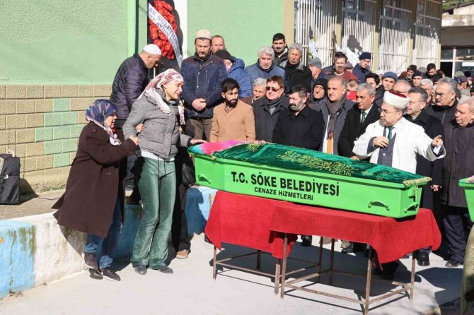 Depremde Hayatını Kaybeden Anne Ve Kızı Toprağa Verildi