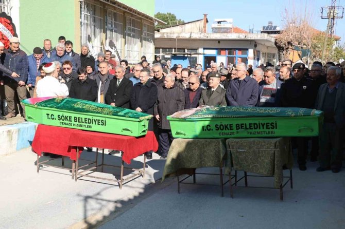 Depremde Hayatını Kaybeden Anne Ve Kızı Toprağa Verildi