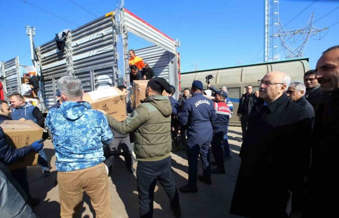 İ̇zmir’den Deprem Bölgesine Yardım Treni