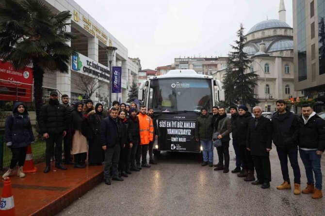 Gönüllü Sağlıkçılar Afet Bölgesine Gitmek İçin İ̇zmit’ten Yola Çıktı