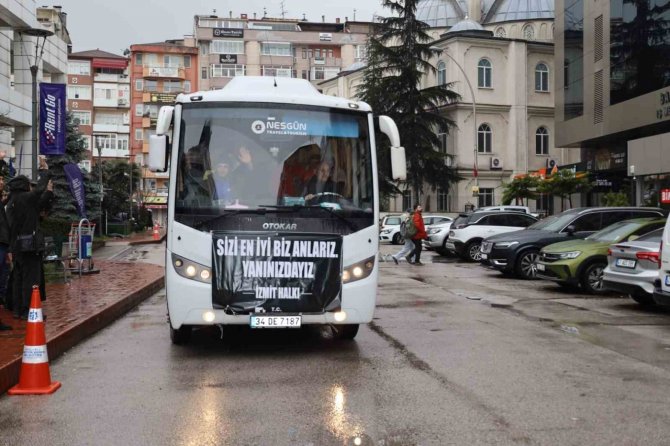 Gönüllü Sağlıkçılar Afet Bölgesine Gitmek İçin İ̇zmit’ten Yola Çıktı
