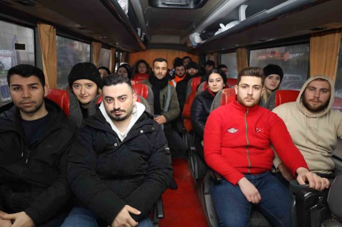 Gönüllü Sağlıkçılar Afet Bölgesine Gitmek İçin İ̇zmit’ten Yola Çıktı